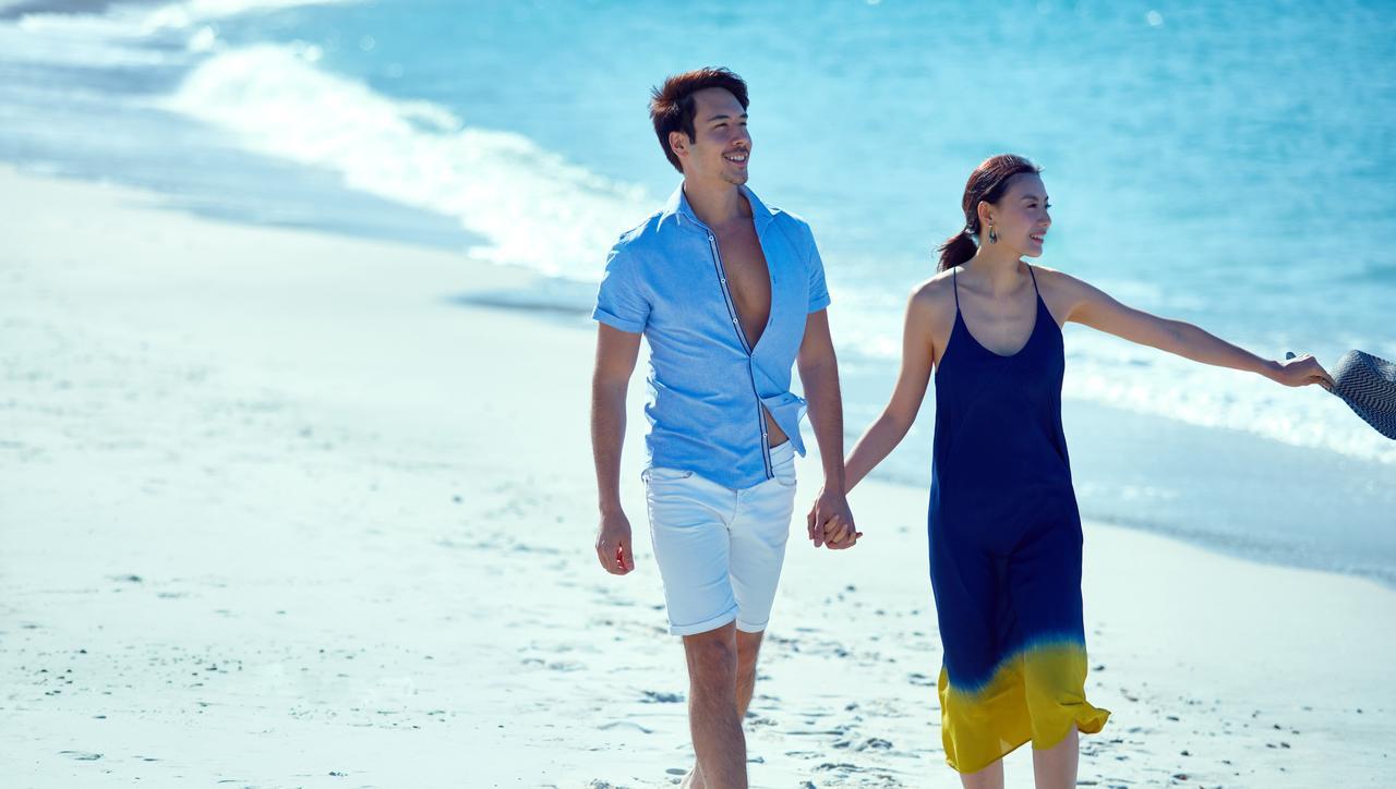 Nanki-Shirahama Marriott Hotel Exterior foto A couple holding hands